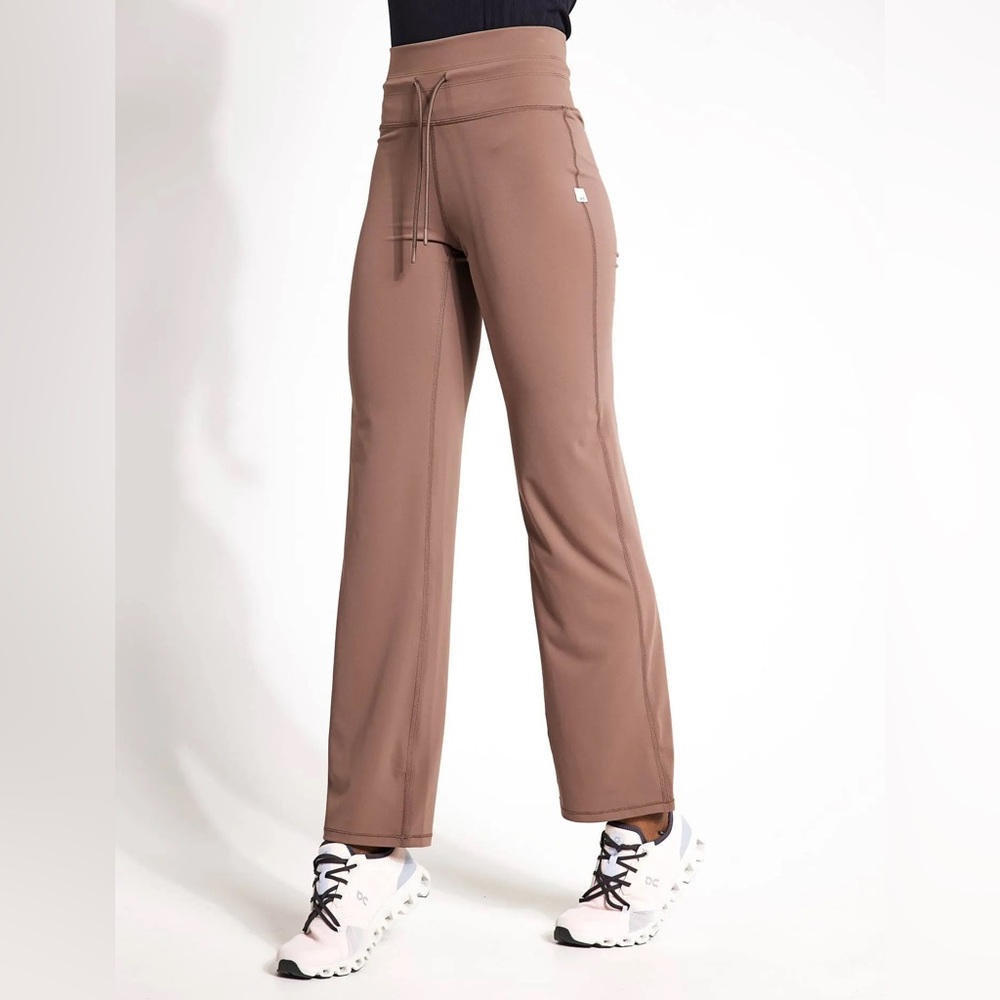 NEW Vuori Daily Wide Legs in Clove